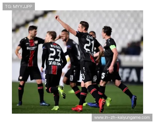 中场球员在训练中精练“一脚长传＋回撤防守”双向能力